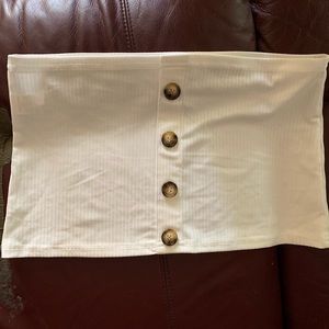 Crop top Strapless shirt.